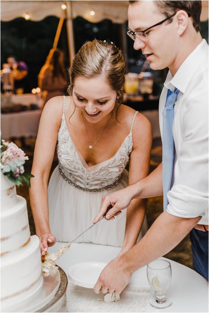 Cutting the cake photo wedding 
| how to plan your wedding reception